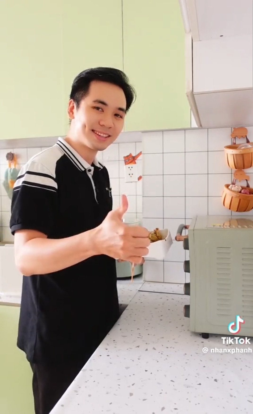 Biểu cảm uy tín của chàng "đầu bếp online" sau khi thưởng thức. (Ảnh: @nhanxphanh)