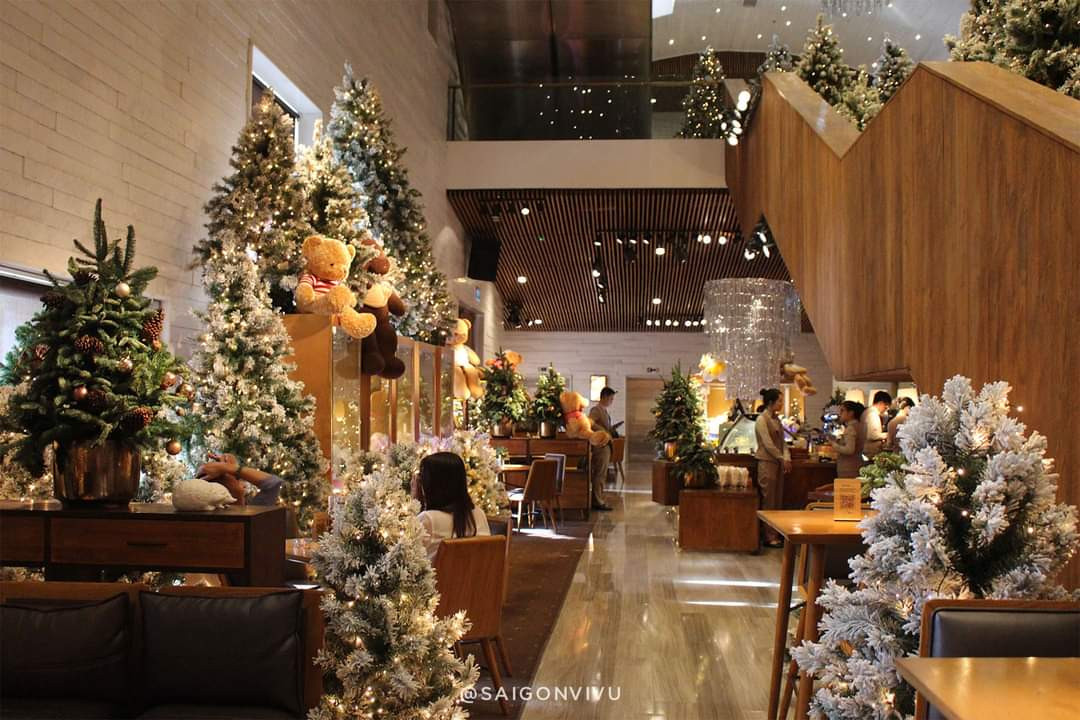Góc nào tại quán cũng ngập tràn không khí Giáng sinh. (Ảnh: @saigonvivu) Góc nào tại quán cũng ngập tràn không khí Giáng sinh. (Ảnh: @saigonvivu)