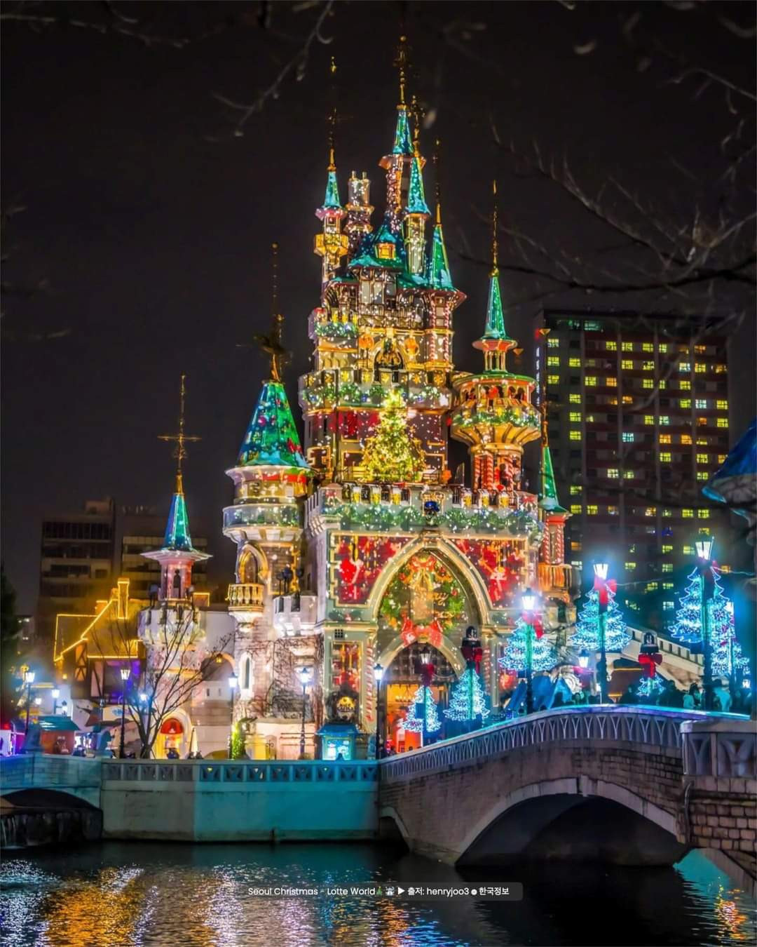 Nhìn từ xa, lâu đài sáng bừng cả một góc trời. (Ảnh: FB Thông tin Hàn Quốc)