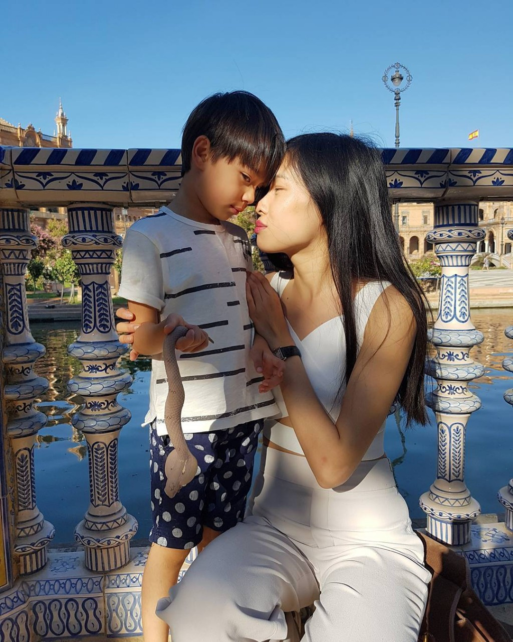 Li Ran và cậu con trai đầu lòng. (Ảnh: @mumunotinparis) Li Ran và cậu con trai đầu lòng. (Ảnh: @mumunotinparis)