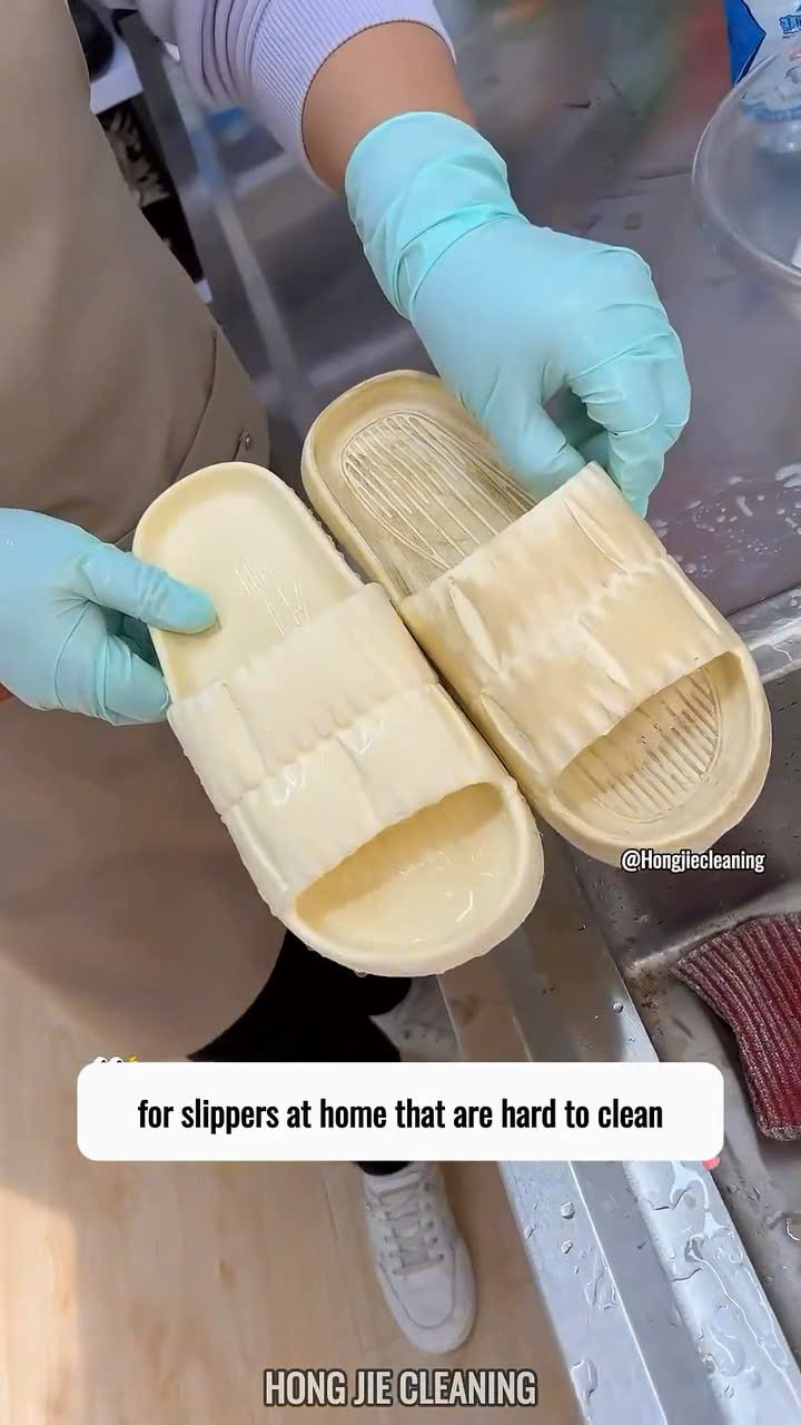 Sự khác biệt sau khi áp dụng mẹo hay để xử lý các vết bẩn trên dép và trước khi xử lý. (Ảnh: hongjiecleaning)