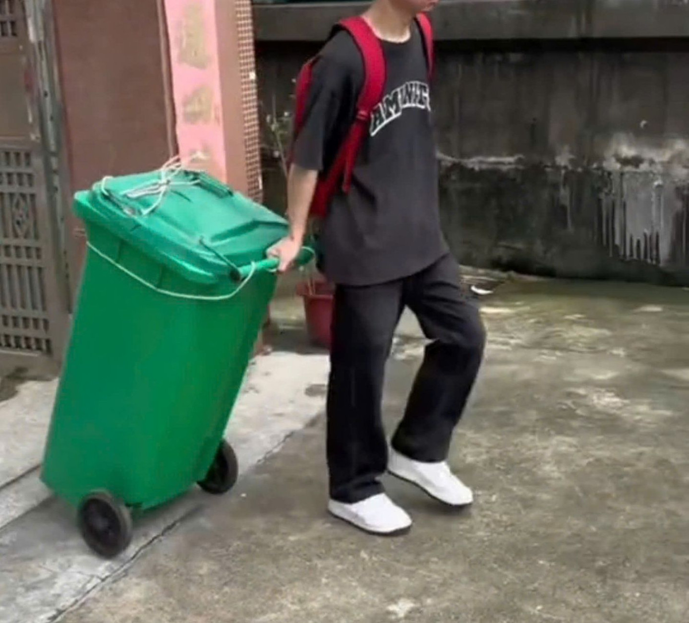 Với phần bánh xe phía dưới, chiếc "hành lý" dễ dàng di chuyển trên mọi địa hình. (Ảnh: @achinesetranslator)