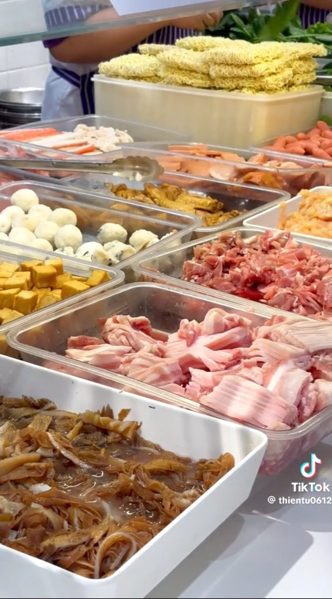 Đâu cần đi xa khi ngay trong trường bạn vẫn có thể ăn lẩu. (Ảnh: @thientu0612)