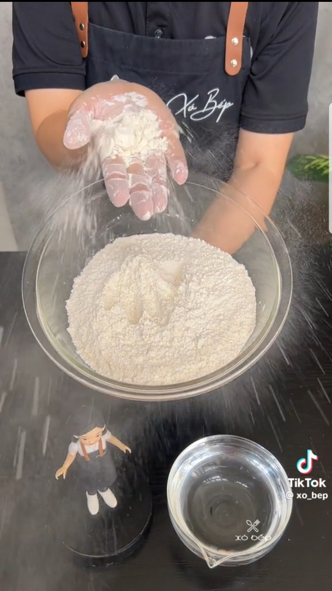 Chỉ cần nước và bột mì, đã có thể “bắt trend” làm mì căn. (Ảnh: xo_bep)