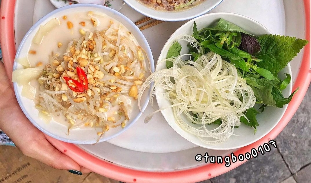 Thân chuối thái mỏng ăn kèm giúp bát bánh đúc nộm thêm phần thanh mát. (Ảnh: @tungboo0107) Thân chuối thái mỏng ăn kèm giúp bát bánh đúc nộm thêm phần thanh mát. (Ảnh: @tungboo0107)