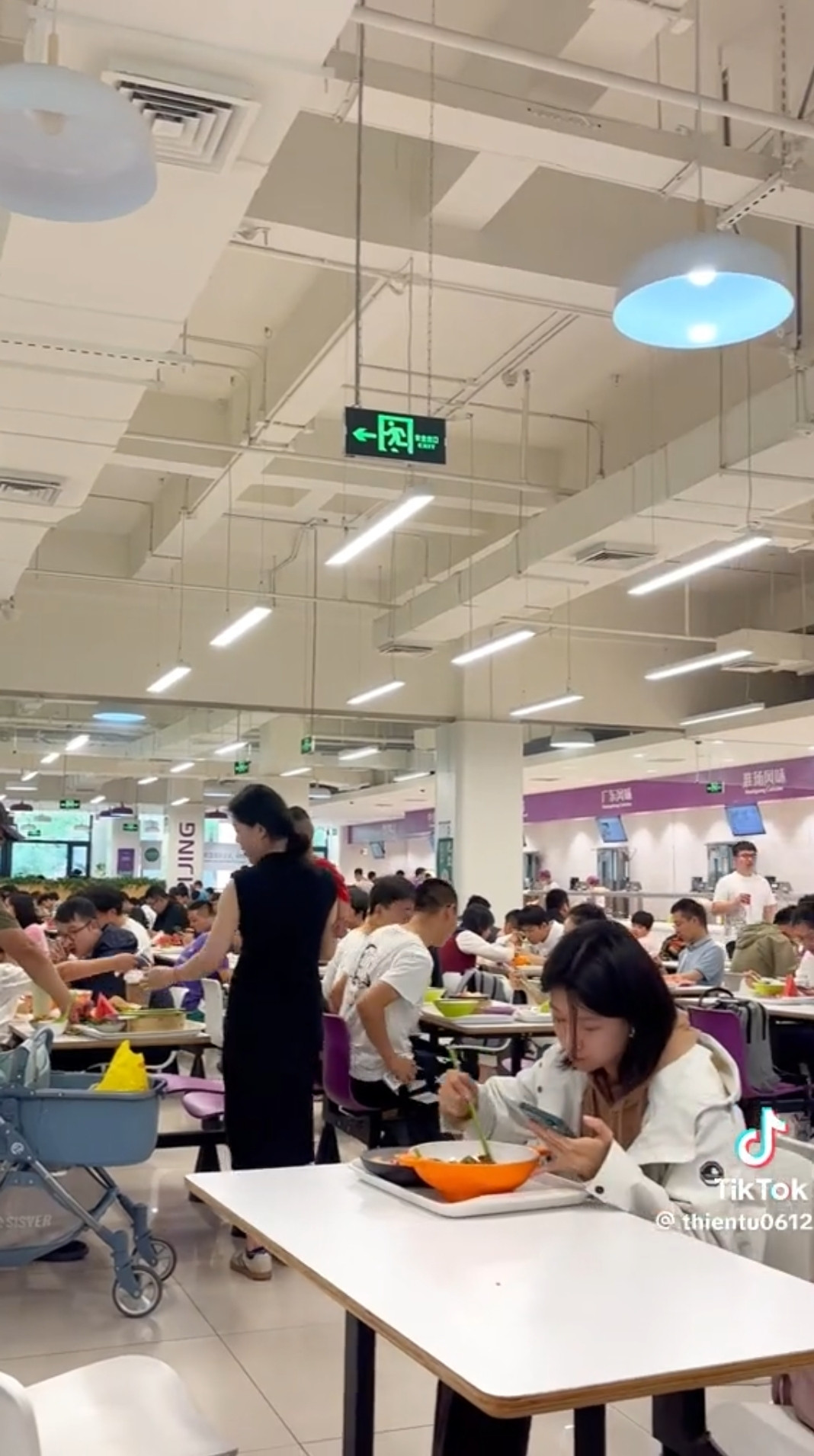 Không khí đông đúc tại nhà ăn của Đại học top 1 Trung Quốc. (Ảnh: @thientu0612)