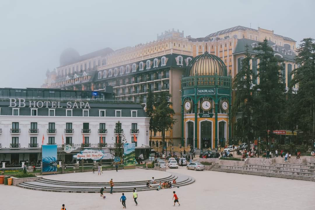 Quảng trường Sa Pa lên ảnh tựa như trời Âu. (Ảnh: jatiewpainai) Quảng trường Sa Pa lên ảnh tựa như trời Âu. (Ảnh: jatiewpainai)