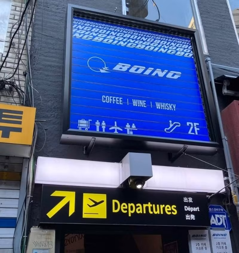 Lối vào quán được trang trí trông như lối đi ở cửa lên máy bay. (Ảnh: Korea Like a Local)
