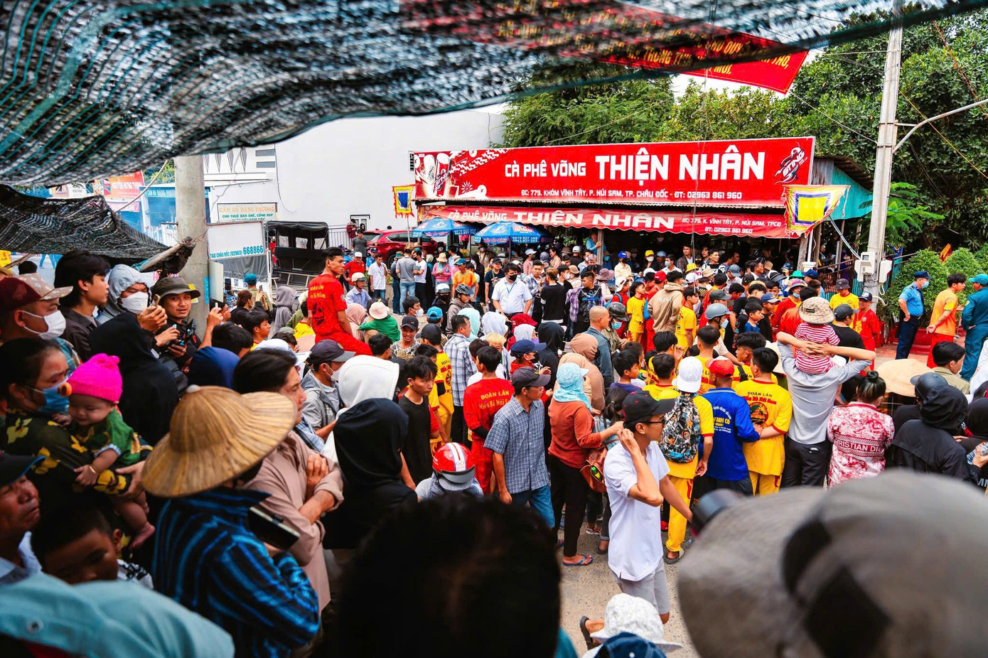 Đông đảo du khách và người dân địa phương tham gia lễ hội. (Ảnh: Nguyễn Đức Anh)