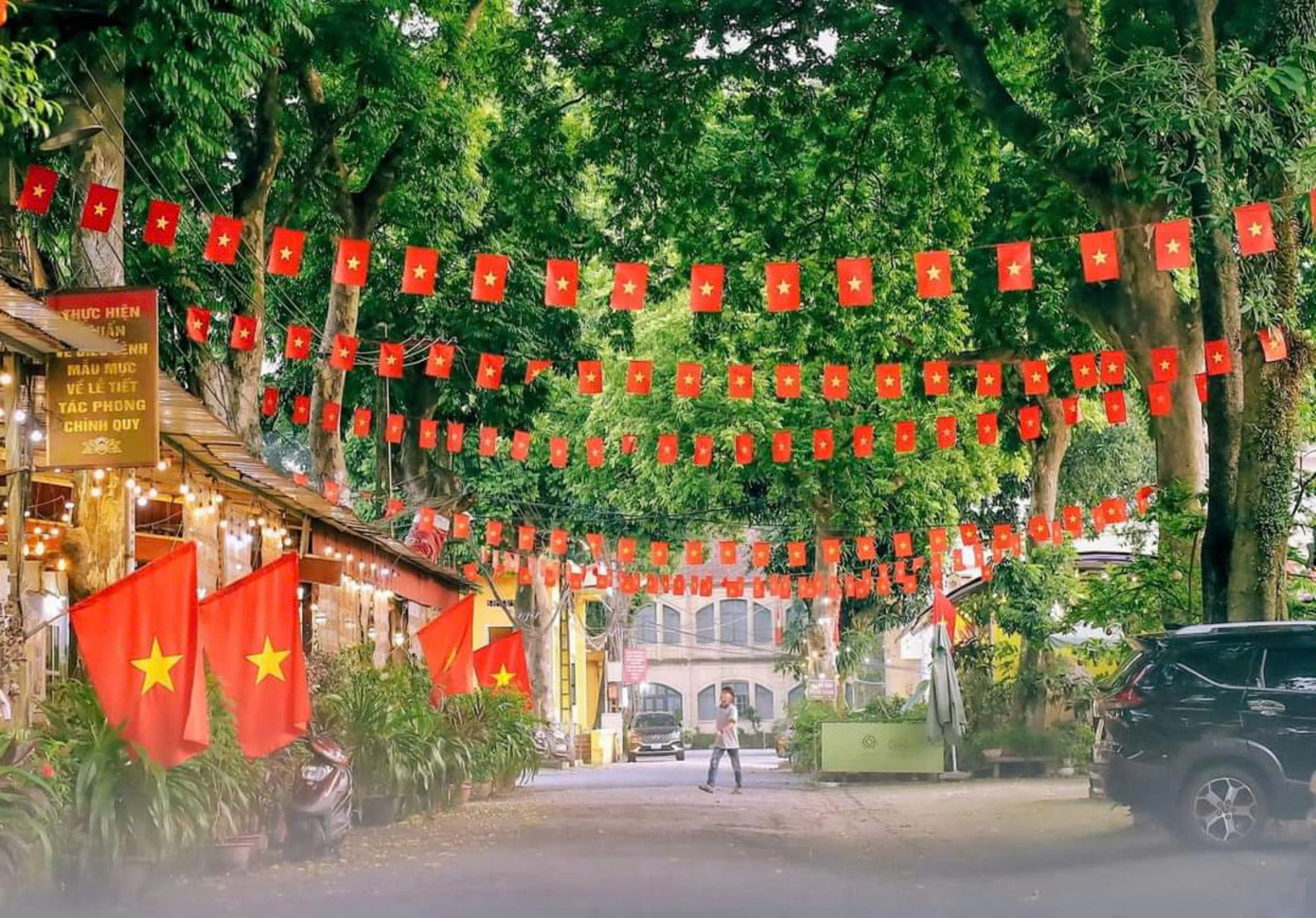 Con phố rực rỡ màu cờ khiến trái tim thêm rộn ràng. (Ảnh: Phạm Tú) Con phố rực rỡ màu cờ khiến trái tim thêm rộn ràng. (Ảnh: Phạm Tú)