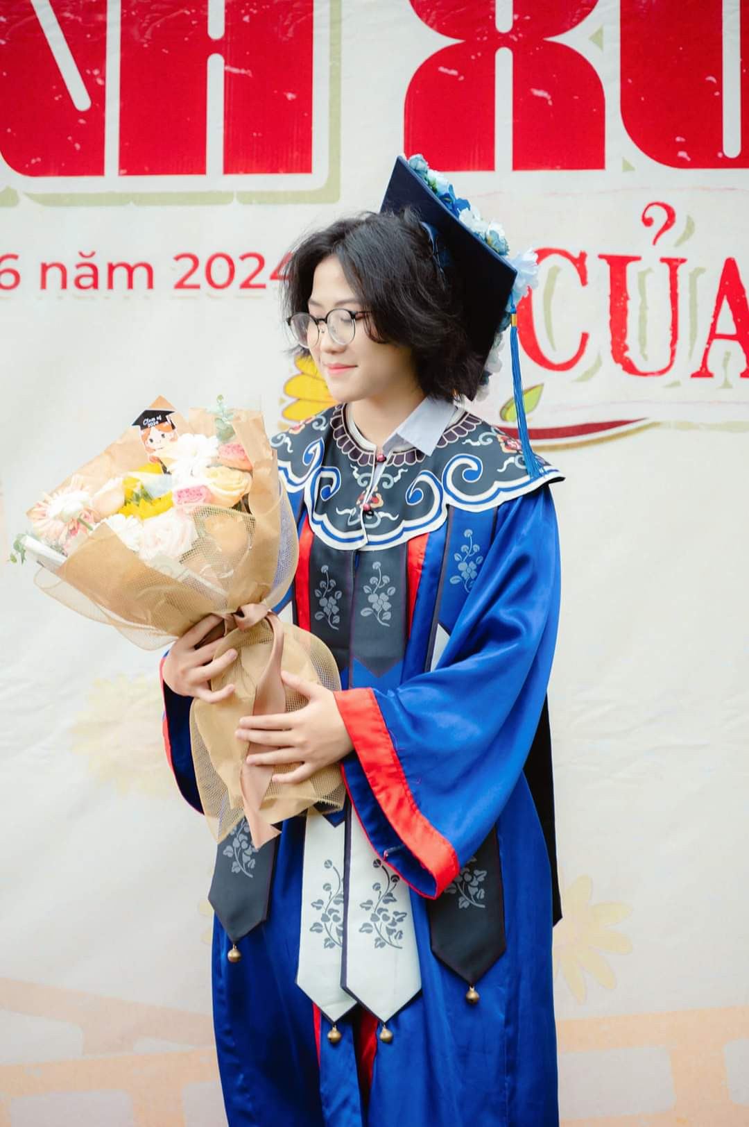 Gen Z kết hợp Vân kiên cùng áo cử nhân trong lễ tốt nghiệp. (Ảnh: Nguyễn Thái Hương) Gen Z kết hợp Vân kiên cùng áo cử nhân trong lễ tốt nghiệp. (Ảnh: Nguyễn Thái Hương)