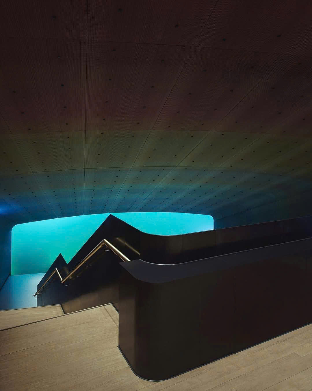 Cầu thang dẫn xuống khu vực ăn uống tại nhà hàng. (Ảnh: Ivar Kvaal)