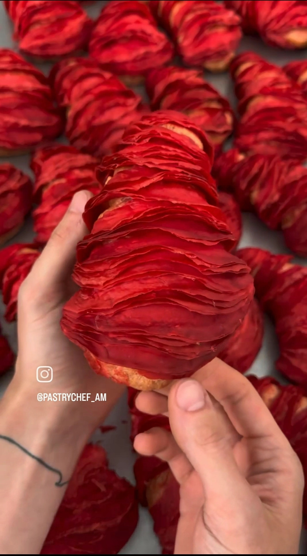 Chiếc bánh có vẻ ngoài vô cùng bắt mắt và ấn tượng. (Ảnh: @pastrychef_am)