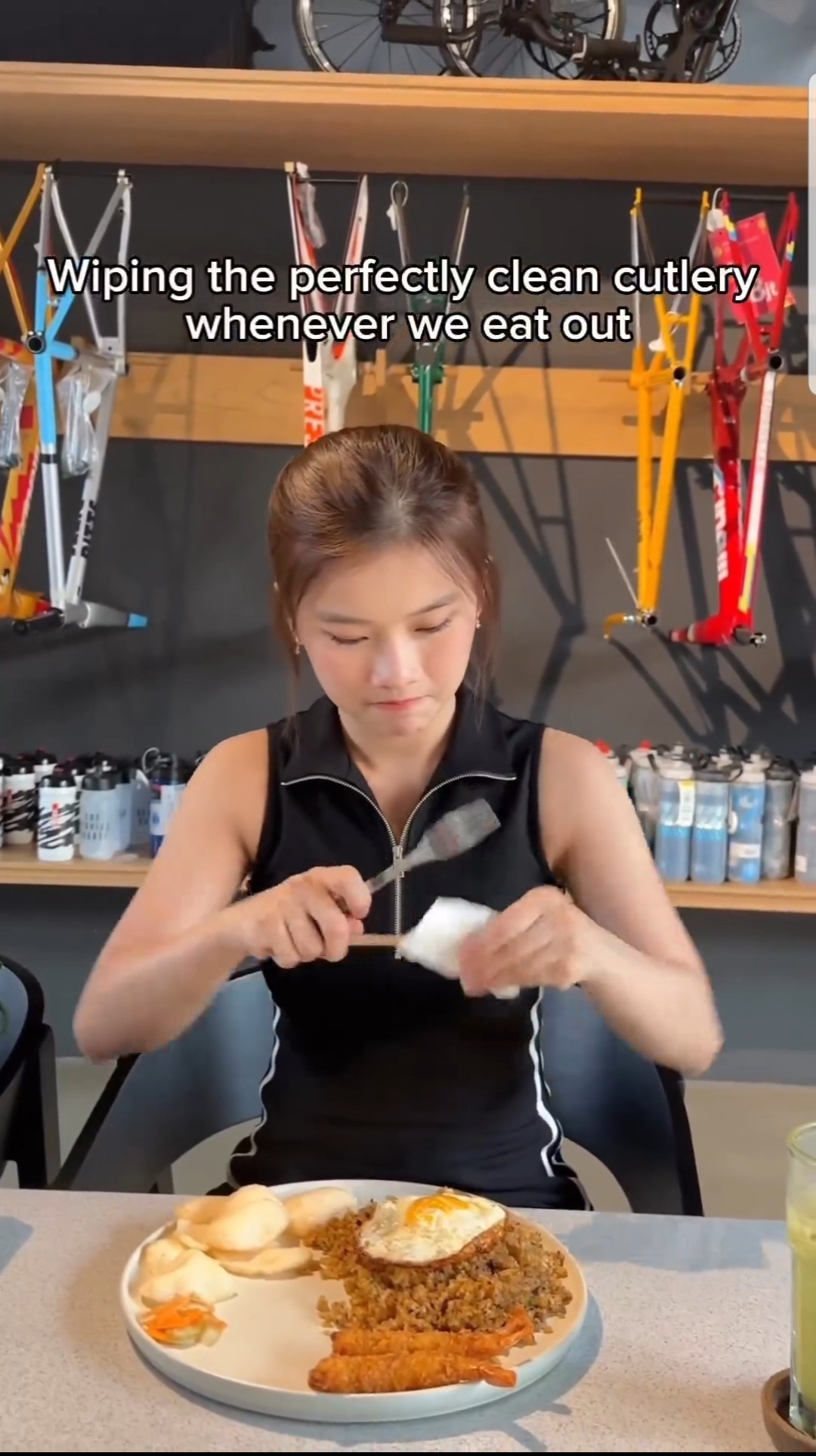 Hai thói quen phổ biến nhất của người châu Á. (Ảnh: @talk2practice) Hai thói quen phổ biến nhất của người châu Á. (Ảnh: @talk2practice)