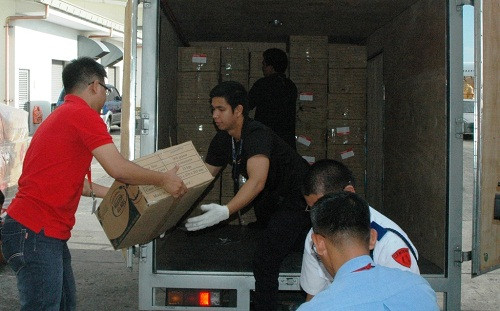 Hàng cứu trợ được trao cho tổ chức từ thiện quốc tế tại Manila. Từ đây, dưới sự hộ tống của quân đội hàng sẽ được chuyển từ Manila