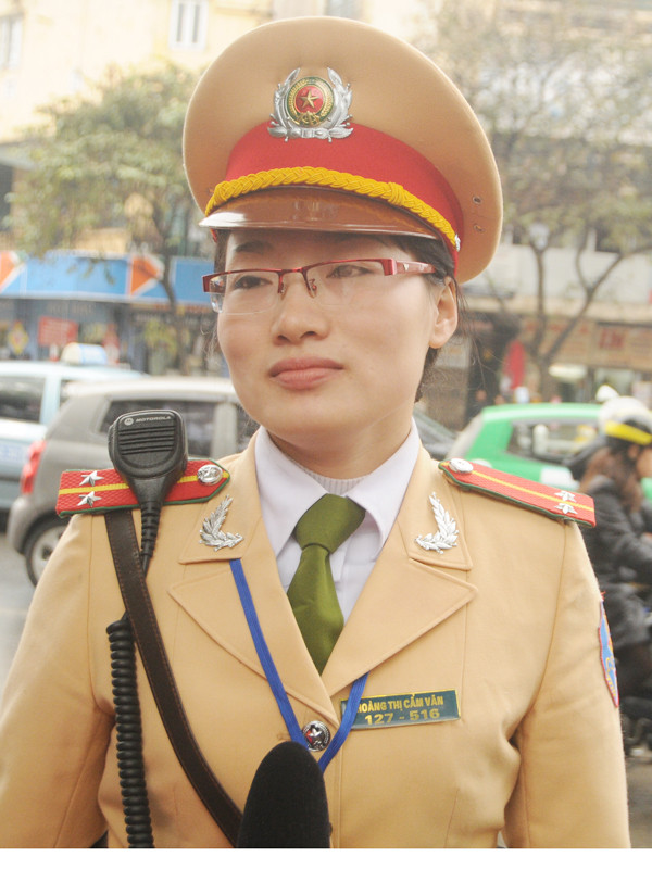 Trung tá Vân chia sẻ cảm xúc ngày đầu tham gia phân luồng giao thông. Ảnh: Tuấn Nguyễn