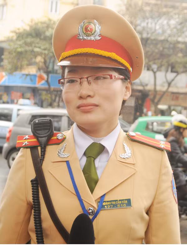 Trung tá Vân chia sẻ cảm xúc ngày đầu tham gia phân luồng giao thông. Ảnh: Tuấn Nguyễn