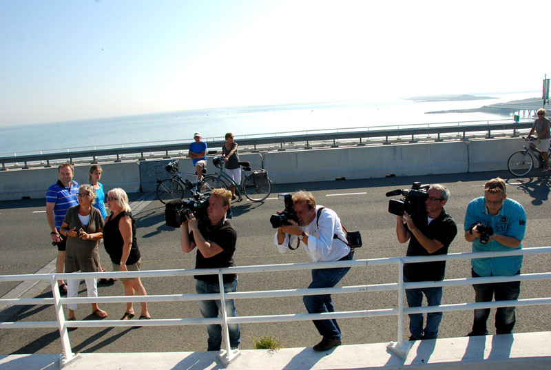 Các ký giả Hà Lan trên mặt đê ( đường cao tốc) hướng ống kính về các vị khách Việt