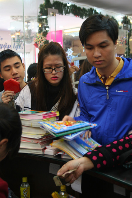 Nhiều người hâm mộ mua sách hoặc sổ tay để xin chữ kí diễn viên Lục Tiểu Linh Đồng