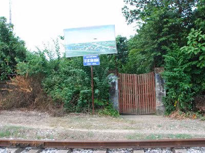 Cánh cửa cạnh tấm biển đóng im ỉm. Cánh cửa cạnh tấm biển đóng im ỉm