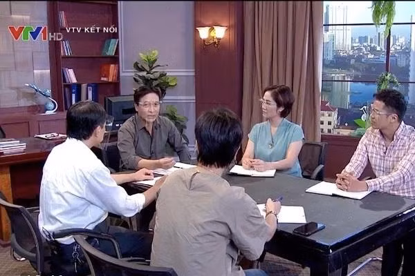 Diễn viên Quốc Tuấn trong vở kịch 'Cuộc chiến không cân sức'.