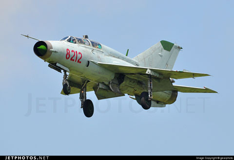 Ngoài biến thể MiG-21bis, Việt Nam còn có một ít biến thể huấn luyện 2 chỗ ngồi MiG-21UM