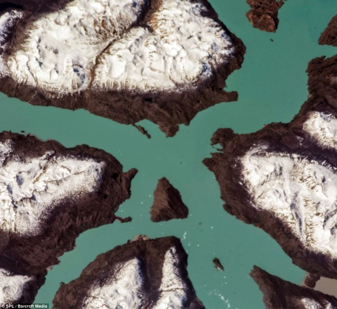 Hình ảnh tuyệt vời về độ tương phản màu sắc ở hồ OHiggins tại Chile. Đây là hồ sâu nhất ở châu Mỹ với độ sâu tối đa lên tới 836m.