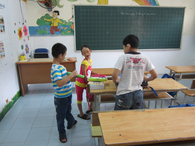 Hiếu còn trêu đùa các bạn trong lớp