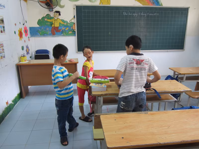 Hiếu còn trêu đùa các bạn trong lớp