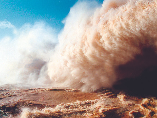 Thủy điện Hòa Bình xả nước. Ảnh tư liệu: Hồng Vĩnh