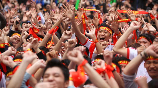 Niềm vui của các cổ động viên ĐH Xây dựng khi đội nhà được điểm cao. Ảnh: Nguyễn Khánh