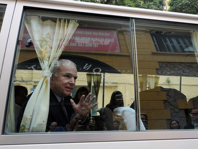 TNS John McCain vẫy tay chào mọi người sau khi kết thúc chuyến thăm khu di tích Hỏa Lò, nơi từng được các tù binh Mỹ đặt cho biệt danh "Hilton Hà Nội'. Ảnh Reuters.