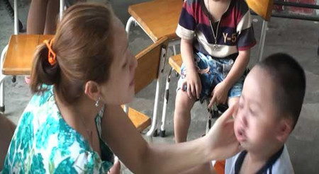 Hình ảnh cháu bé bị quản lý trường mầm non tát bốp vào mặt (ảnh cắt từ clip của báo Tuổi trẻ. Ảnh: Dân Trí