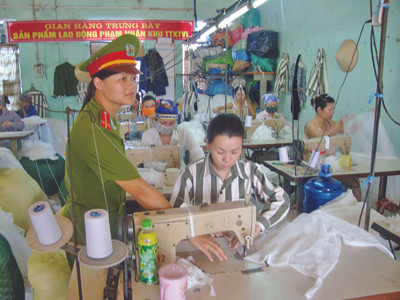 Quản giáo hướng dẫn phạm nhân làm việc. Ảnh: T.LA