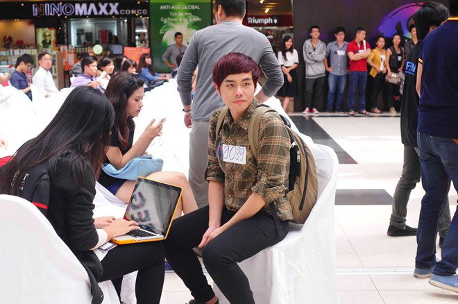 Ở vòng casting, nhiều người còn nhận ra Đức Anh - chàng ca sĩ từng lọt đến top 5 cuộc thi Vietnam Idol 2010. Sau 3 năm, Đức Anh đã khiến mọi người bất ngờ với ngoại hình cân đối, bảnh bao 