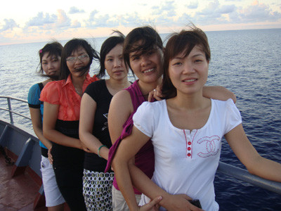 Vợ của cán bộ, chiến sĩ trên đường ra Trường Sa thăm chồng (ảnh chụp trên tàu HQ996)	Ảnh: Đỗ Sơn