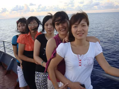 Vợ của cán bộ, chiến sĩ trên đường ra Trường Sa thăm chồng (ảnh chụp trên tàu HQ996)	Ảnh: Đỗ Sơn