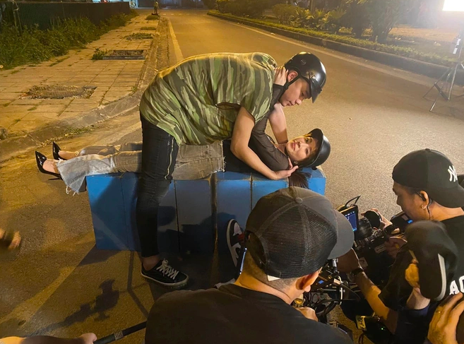 Đạo diễn quyết định dùng đạo cụ là những chiếc hộp màu xanh để tăng hiệu ứng cảnh hôn (Ảnh: Nghệ sỹ cung cấp).