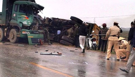 BẢN TIN ATGT: Mẹ khóc ngất bên thi thể con trai bị ôtô cán qua ảnh 3