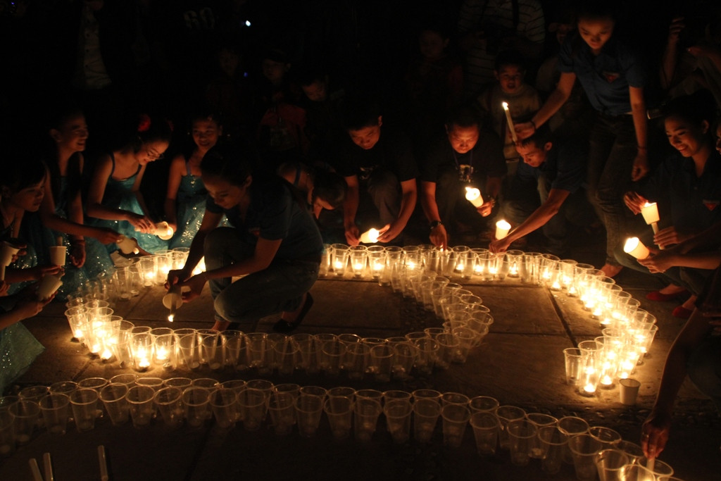 Thắp nến trong Giờ Trái Đất ở Hội An