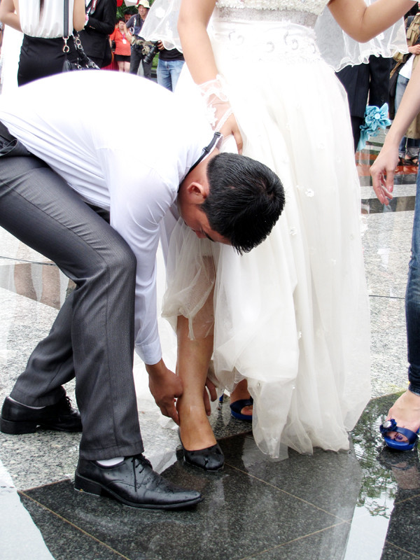 Đi giày cho vợ sắp cưới để chuẩn bị thi chạy Marathon