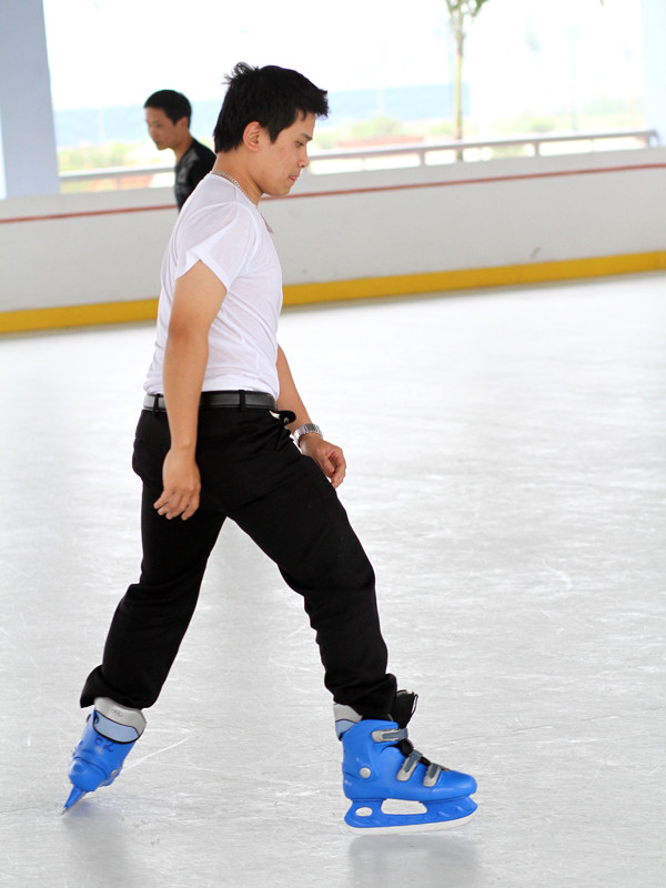 Thực hiện các động tác di chuyển khó hơn như trượt lùi, xoay vòng trên sân băng