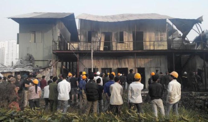 Khu lán trại của công nhân sau hỏa hoạn tan hoang. Nguyên nhân ban đầu có thể do chập điện và do trong khu lán trại có rất nhiều xe máy, ngọn lửa đã có thể lan tới. Theo các nhân chứng, có rất nhiều tiếng nổ khi đám cháy xảy ra