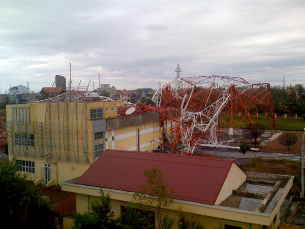 đổ do bão số 8. đổ do bão số 8