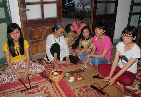 Con cháu cụ Chúc quây quần bên cụ học hát vào chiều chủ nhật hàng tuần. Các ca nương say sưa luyện tập suốt 4 tiếng đồng hồ. Ảnh: Bình Minh. Con cháu cụ Chúc quây quần bên cụ học hát vào chiều chủ nhật hàng tuần. Các ca nương say sưa luyện tập suốt 4 tiếng đồng hồ. Ảnh: Bình Minh