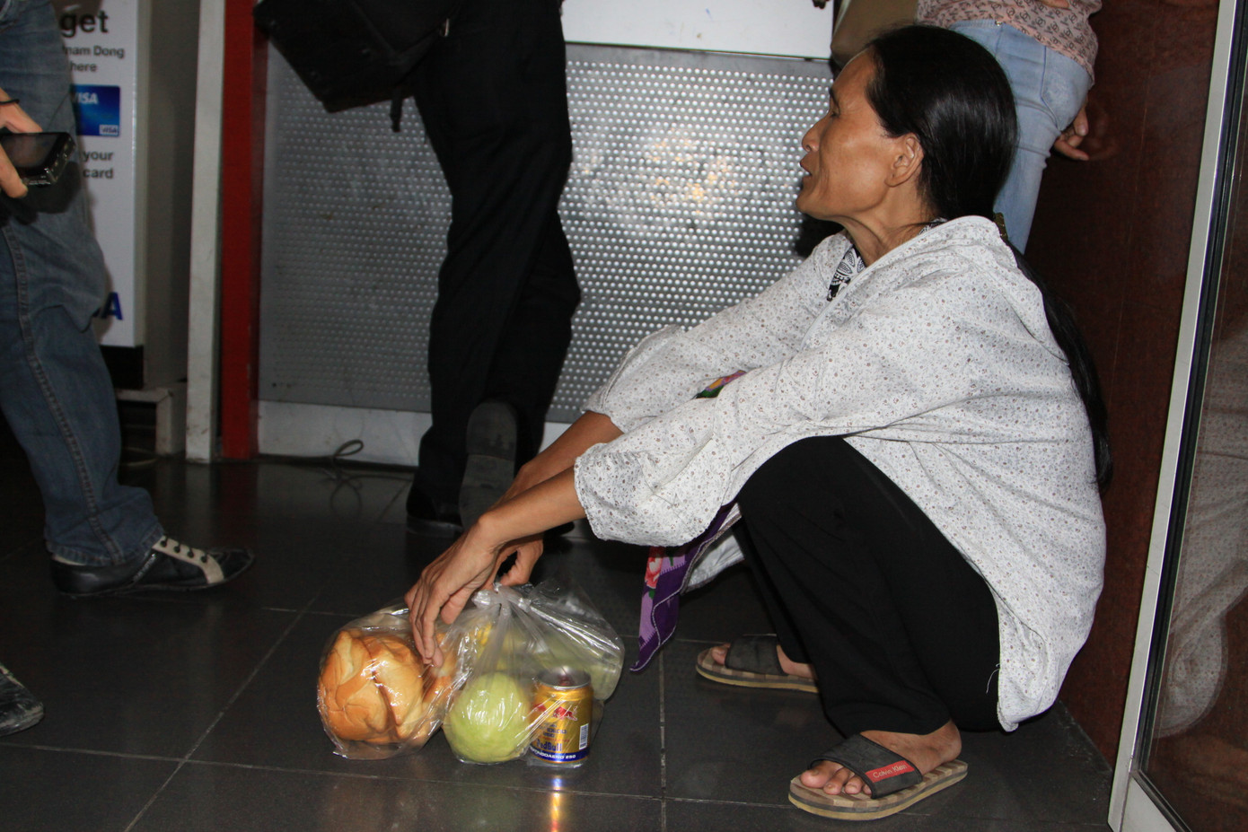 Bánh mì nước uống trong lúc chờ đợi