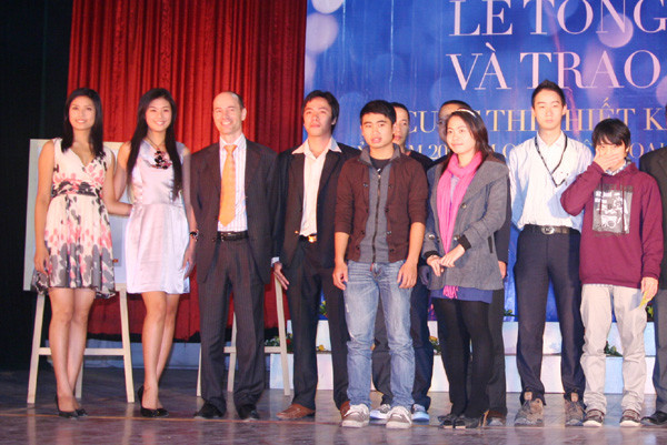 Cùng chụp ảnh với ban tổ chức và các thí sinh đoạt giải trong lễ trao giải cuộc thi Thiết kế Poster Kỉ niệm 20 năm thiết lập quan hệ ngoại gia EU – Việt Nam