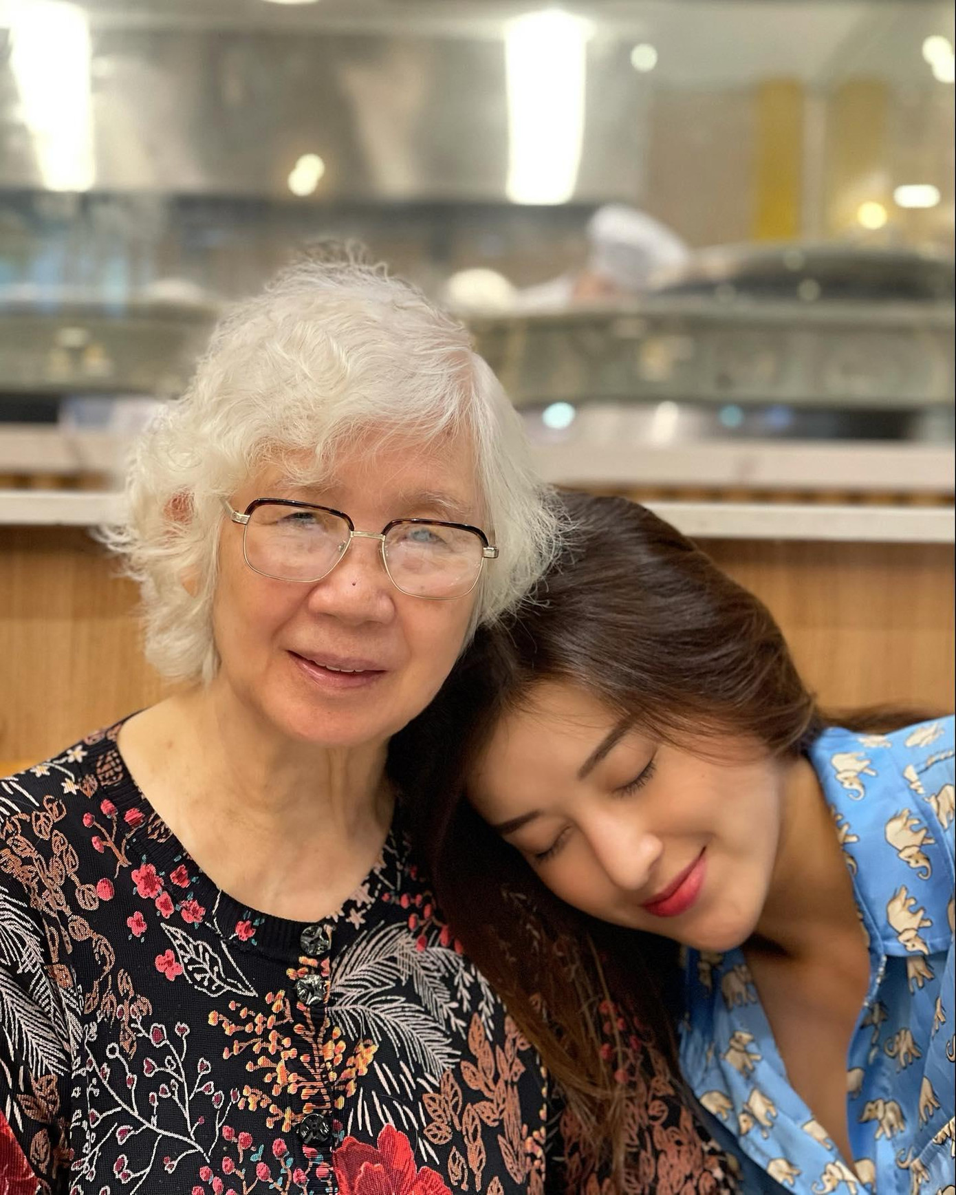 Á hậu Huyền My e ấp bên bà nội trong dịp nghỉ lễ. Á hậu Huyền My e ấp bên bà nội trong dịp nghỉ lễ.