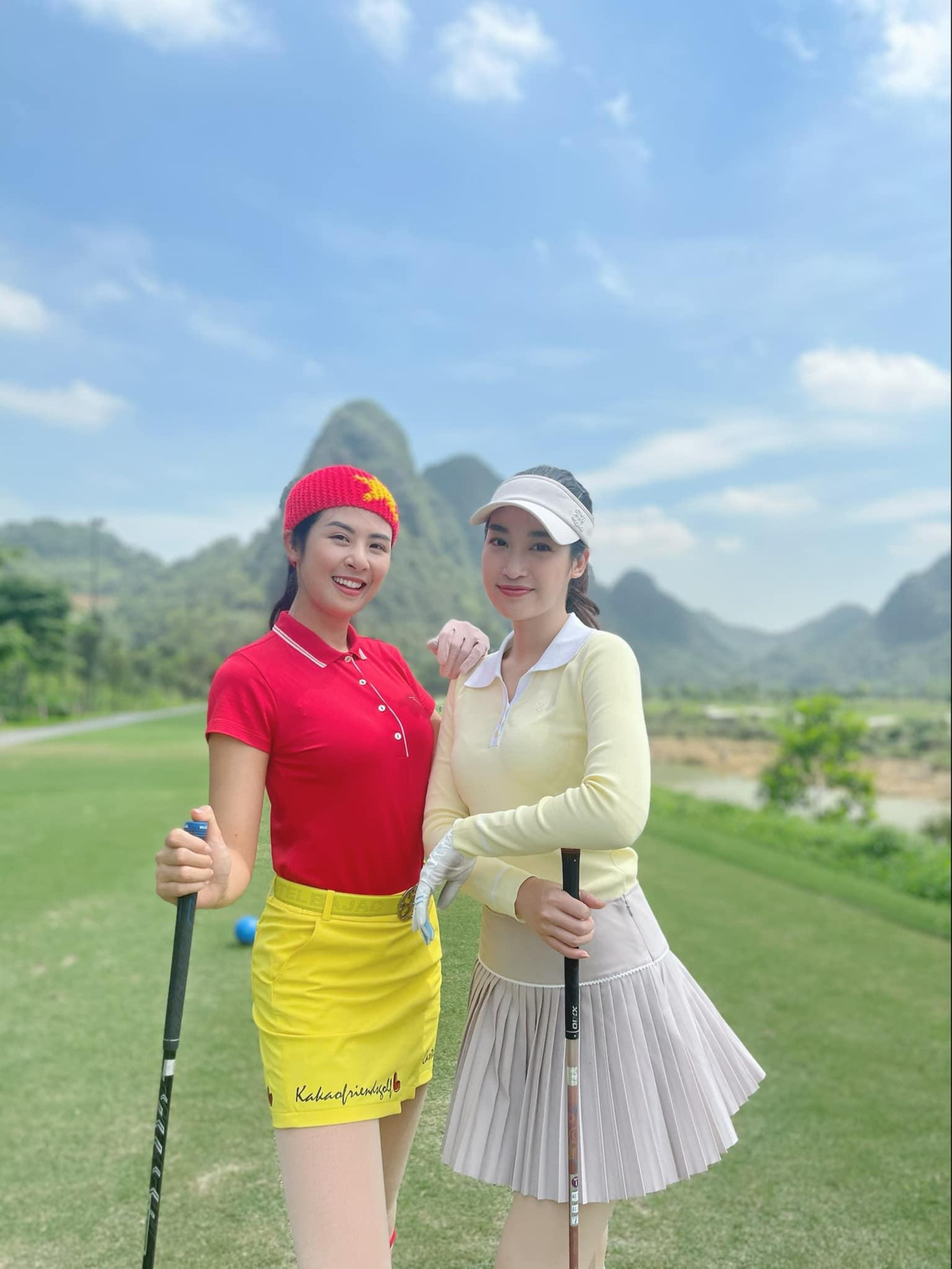 Hoa hậu Ngọc Hân và Đỗ Mỹ Linh đọ sắc trên sân golf. Hoa hậu Ngọc Hân và Đỗ Mỹ Linh đọ sắc trên sân golf.