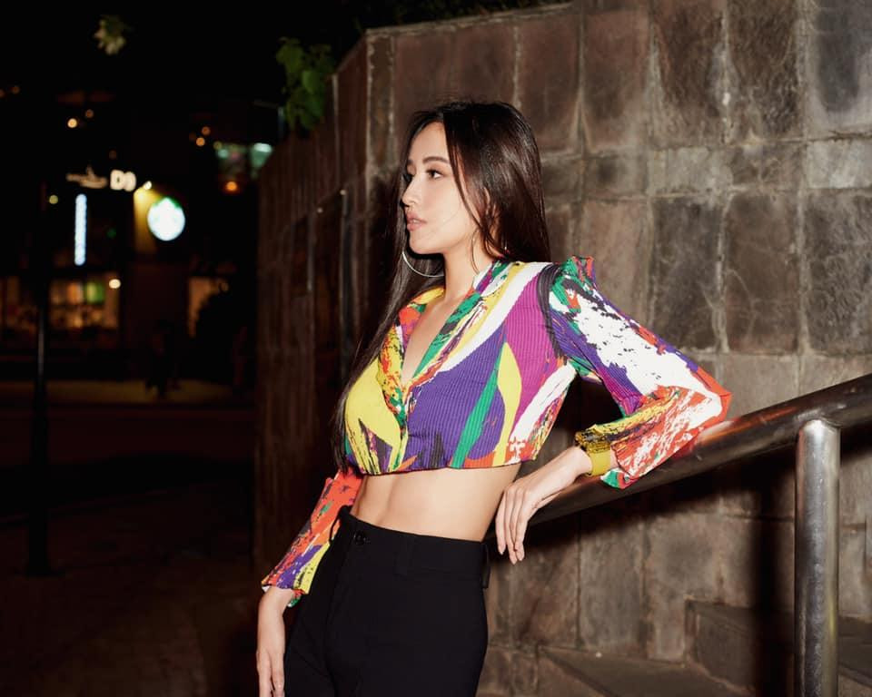Hoa hậu Mai Phương Thuý mặc áo crop-top rực rỡ khoe vòng eo 'con kiến' nỏng bỏng. Hoa hậu Mai Phương Thuý mặc áo crop-top rực rỡ khoe vòng eo 'con kiến' nỏng bỏng.